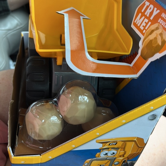 NWT Cat Junior crew dump Truck motorized Lights & sounds load sensor 3 boulders - Picture 7 of 9